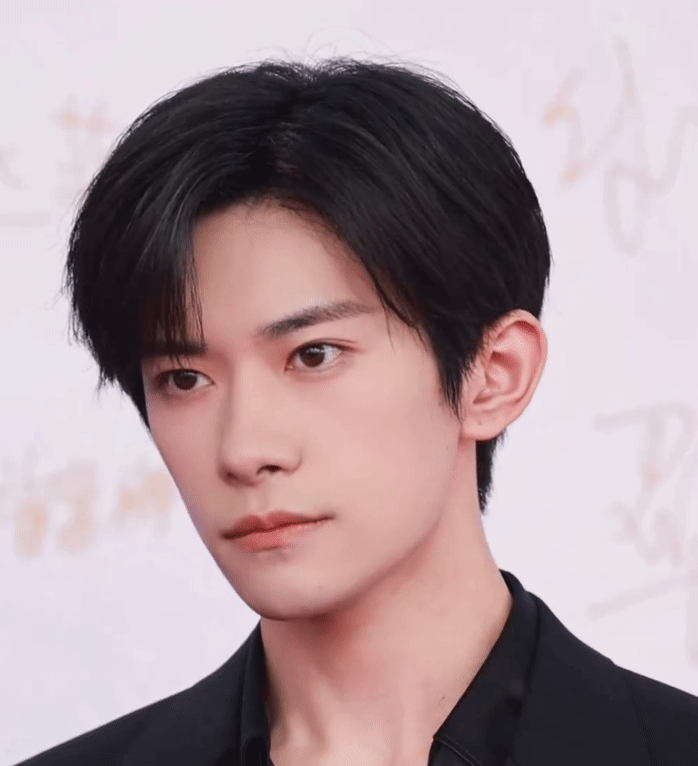 易烊千玺易烊千玺百花提名现场 谁敢和这只漂亮缅因对视十秒 