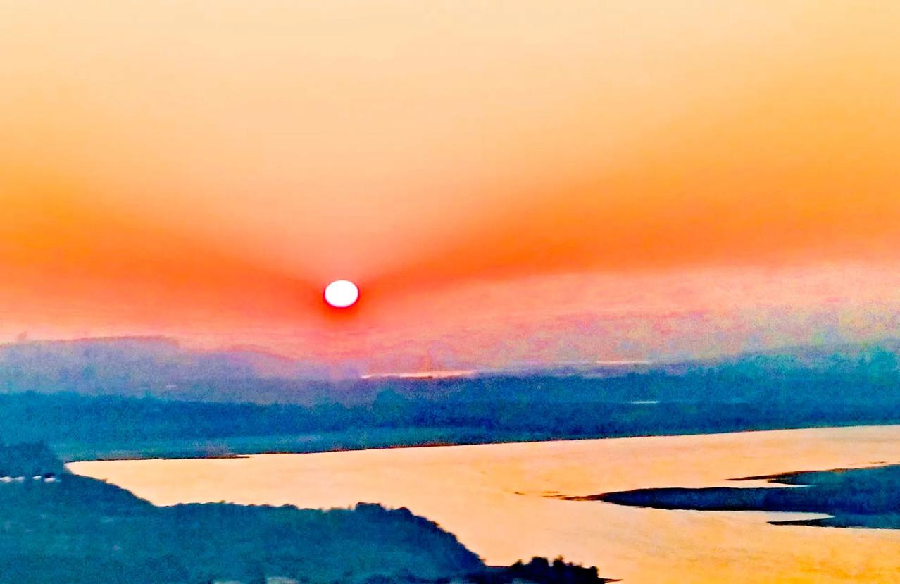夕阳无限好，
鹅城巳黄昏！
#落日余晖照人心# #一片夕阳天共远# #扑捉夕阳下