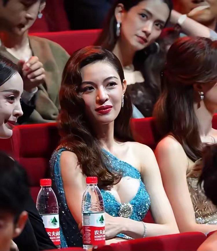 钟楚曦的身材高挑且比例匀称，曲线玲珑，散发着女性魅力。她拥有宽阔而有力的肩膀，给