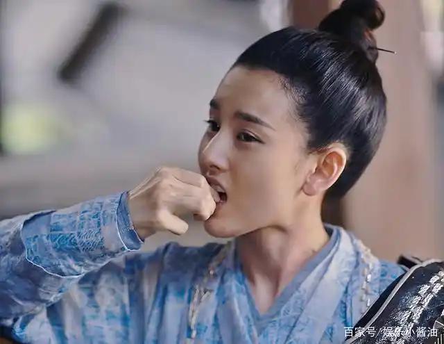 你刷古装剧的时候，肯定见过后宫娘娘们围在一起宫斗八卦，手里攥着一把瓜子，边磕边甩