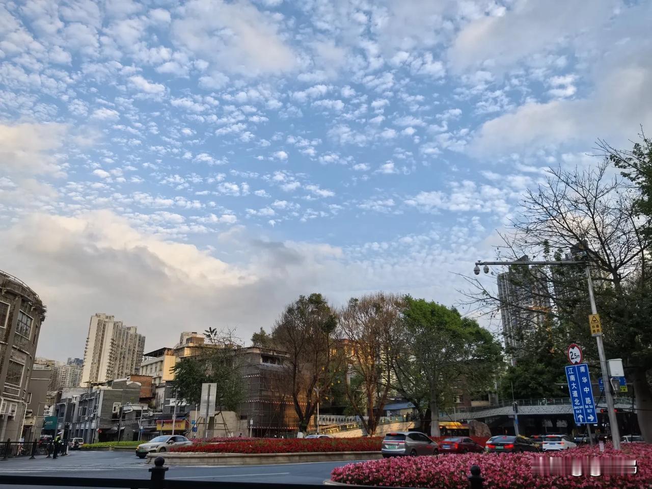 用镜头记录下都市的每一个瞬间湛蓝天空如澄澈大海，大朵白云似棉花糖飘浮，这般美景，