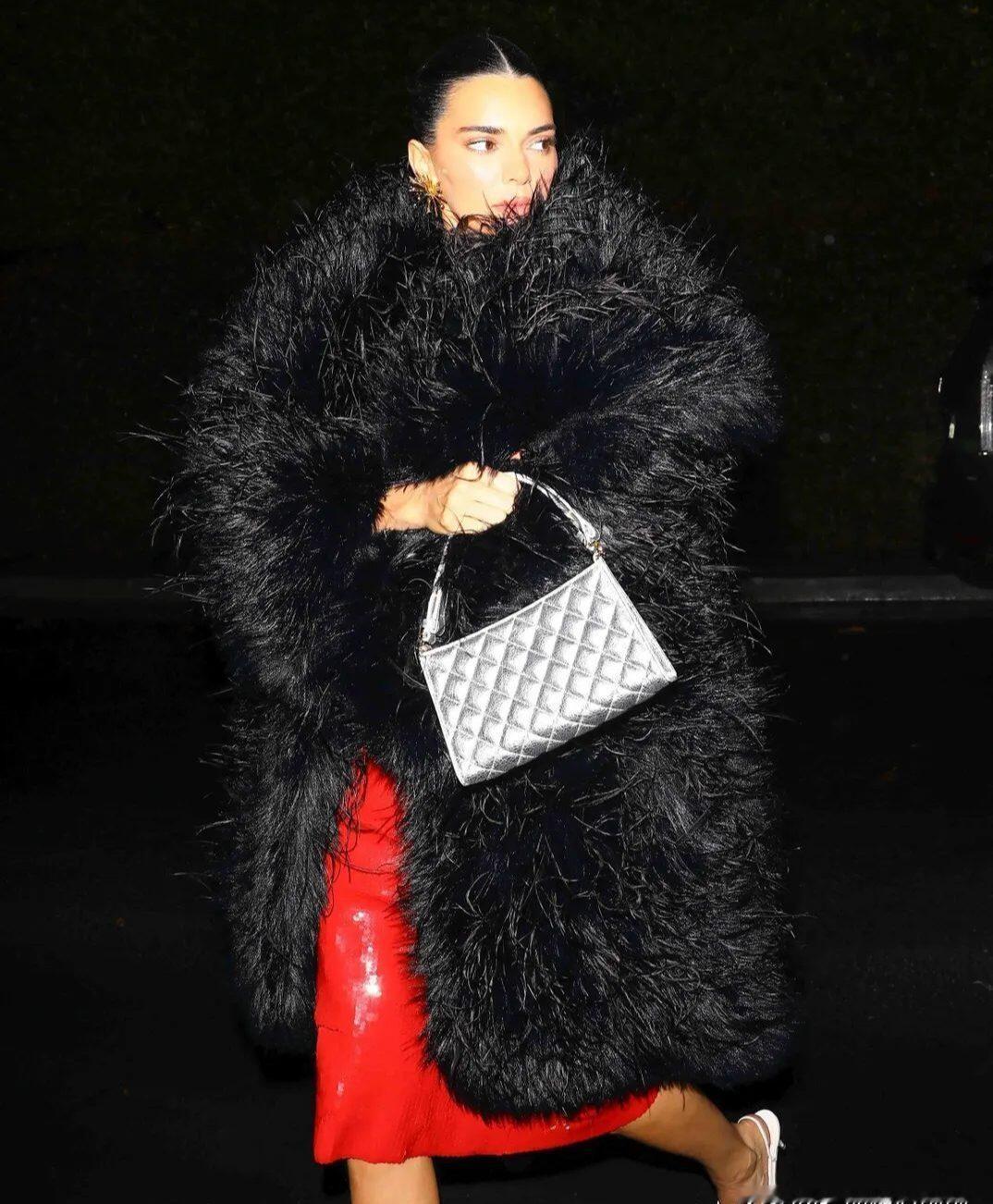 别再以为圣诞穿红裙是为了应景了，2025年的派对女孩，穿红色是为了“杀人”。
肯