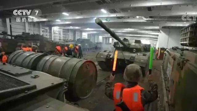 【英国媒体称，中国大陆正在组建渡轮、民用船舰队，可载30万人攻台】《每日电讯报》