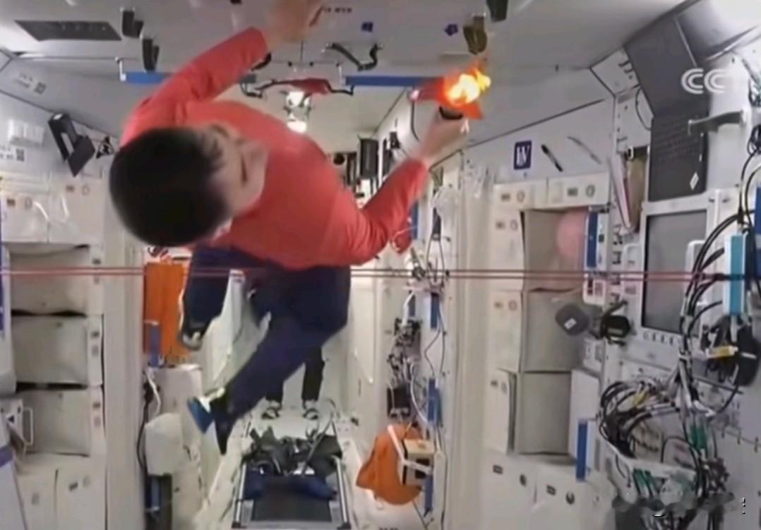 很想知道，中国的体育健儿们，你们压力大不大？
跳高，可是一个后空翻过去，双脚稳稳