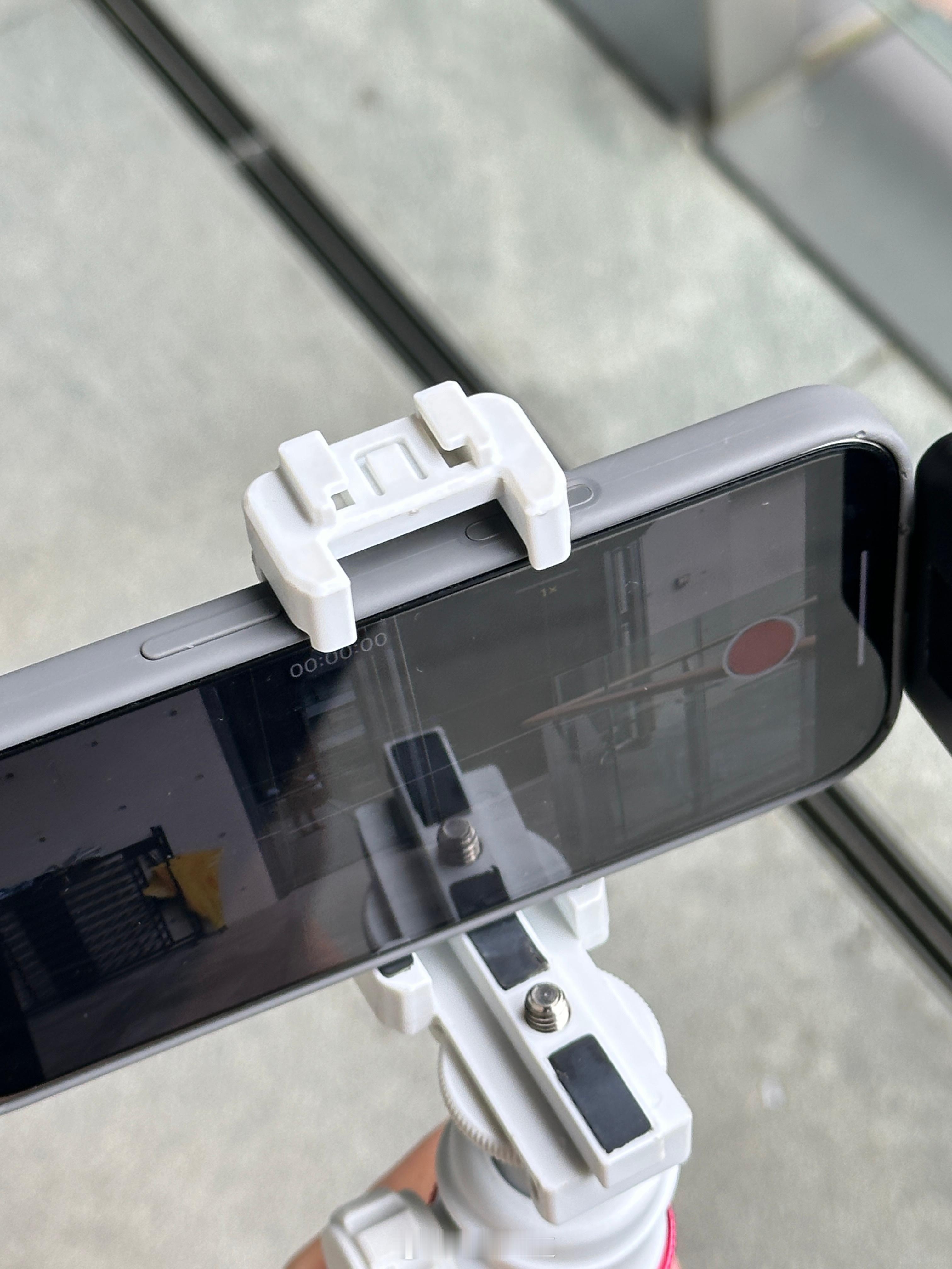出门拍摄用的iPhone16 Pro和支架不是会按压到音量键就是误触拍照键[跪了