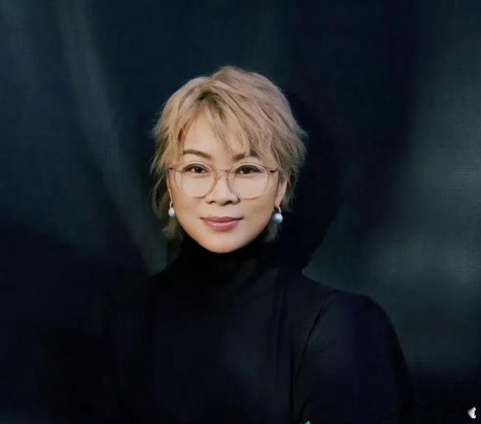 杨晓培给龚俊介绍那英姐妹团那英演唱会上演圈内社交名场面，杨晓培现场帮龚俊引荐那英