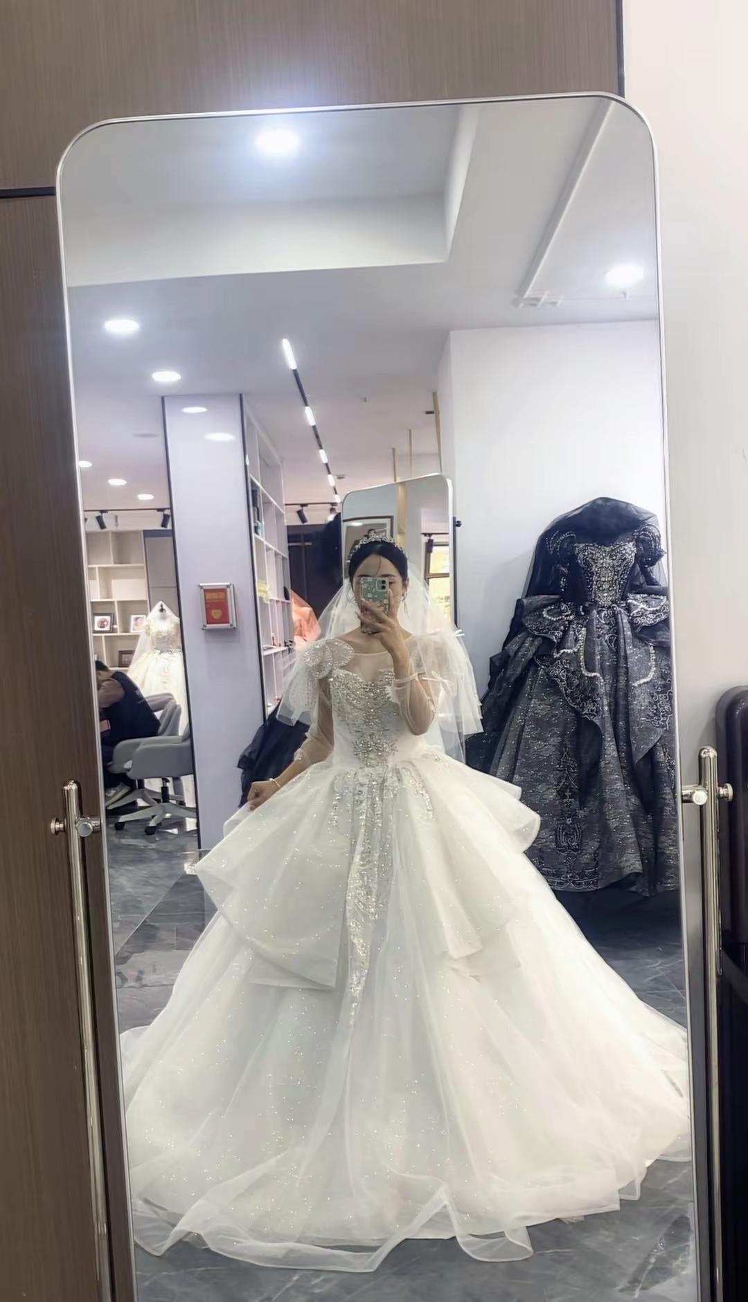 这世上有两个我  一个放荡不羁爱自由  一个瞻前顾后困世俗  一个归于生活  一