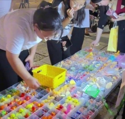 #博士情侣瞒领导下班摆摊月入3万#摆摊能赚钱是肯定的，但你要是说卖这些发卡能月入