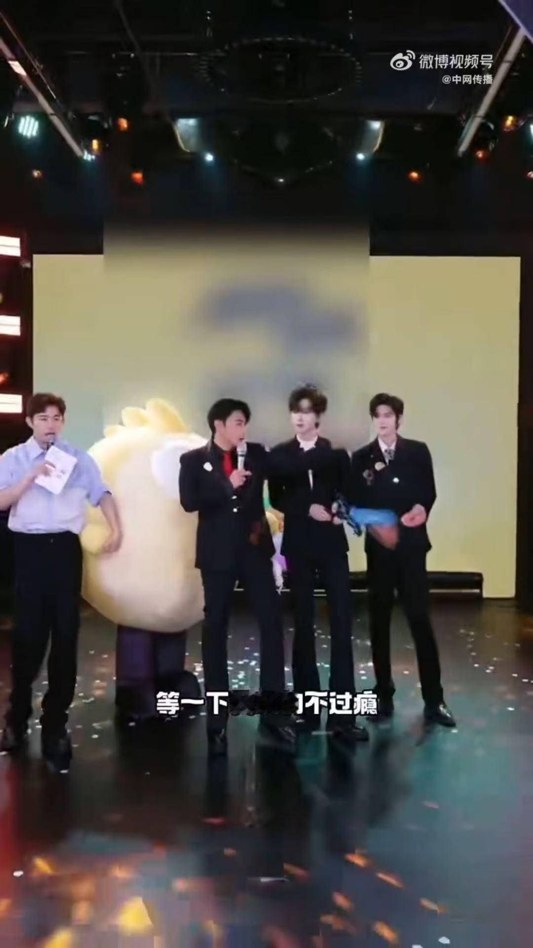 陈志朋团播C位跳刀马舞 54岁陈志朋在团播C位跳刀马舞，活力丝毫不减，动作有力踩