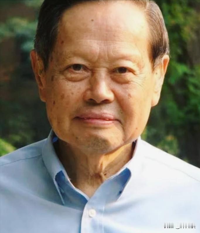 “一定要建，不建中国将落后30年！”2016年，杨振宁顶着骂名反对花费2000亿