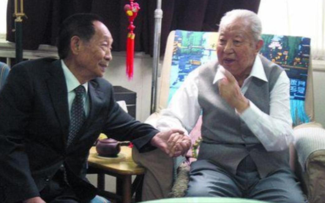 2006年，袁隆平到北京出差时，特意去看了身体欠佳的华国锋，当时华国锋不太愿见客