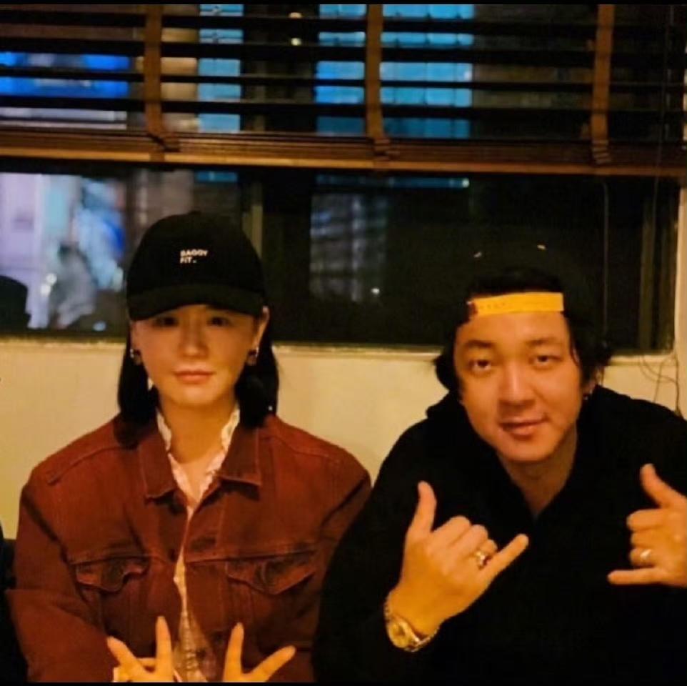 马思纯：能不给我惹事吗？
男友：他们拿酒瓶子砸我！
马思纯：你活该。
男友：他们