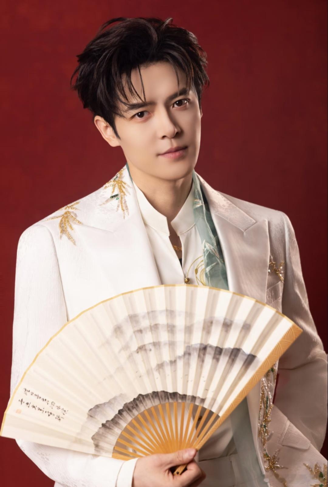 付辛博的一组元旦西装图～ 