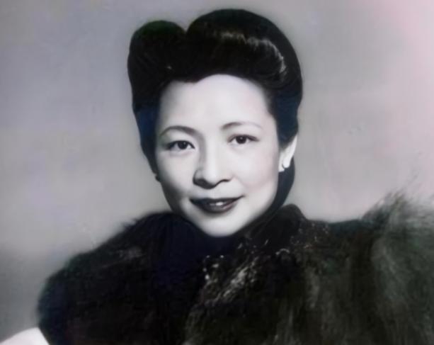 1947年的一天，李国秦发现17岁的女儿小腹凸起，呕吐不止，本想问明缘由，却遭到