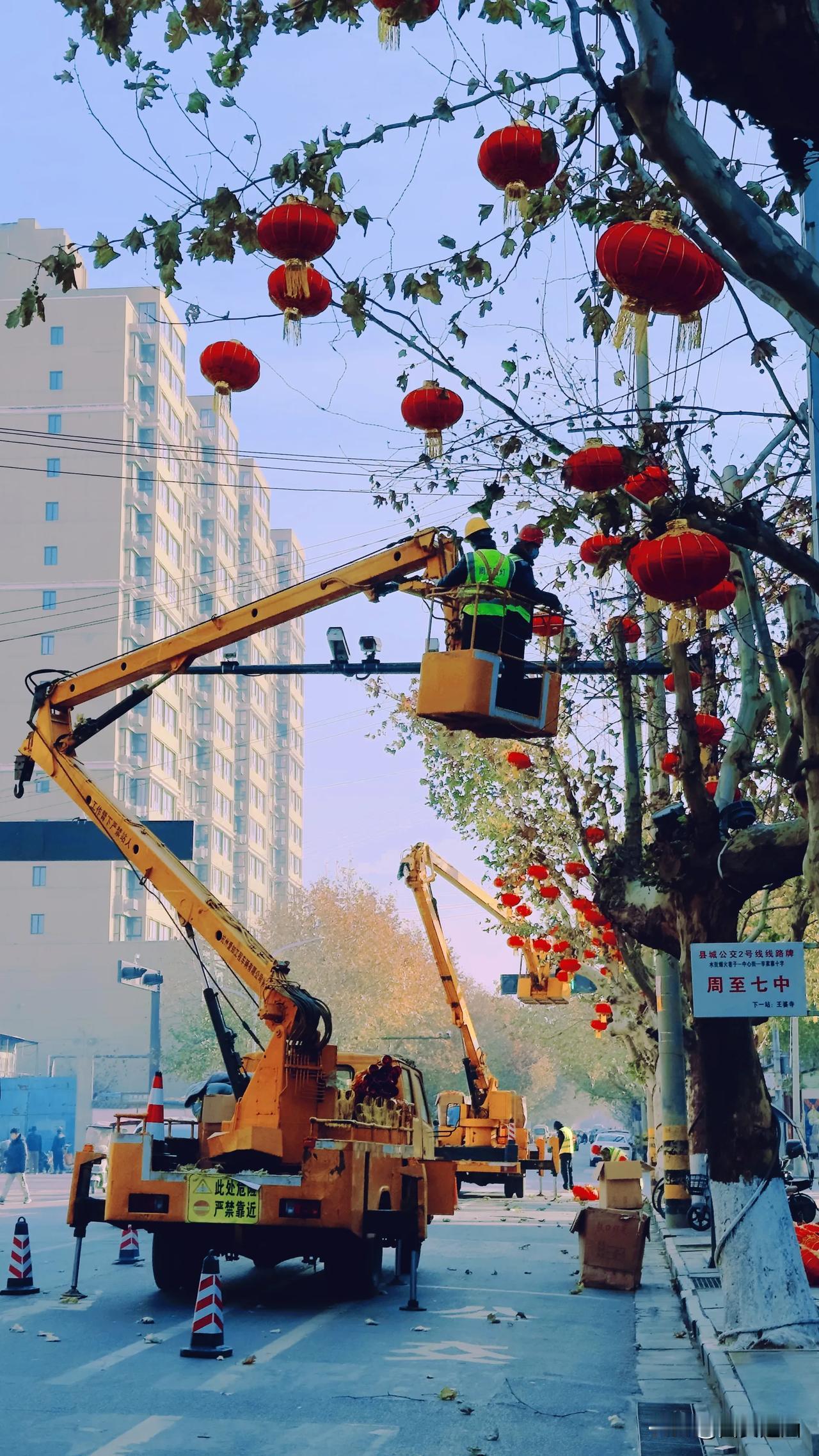 新年的脚步日益临近。1月8日上午，在家乡周至中心街，凛冽寒风中，工作人员忙碌的身