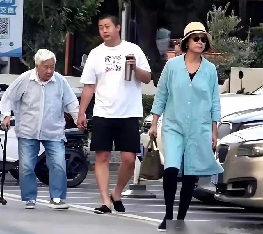 蒋雯丽带儿子陪妈妈散步，祖孙三代的温馨画面 