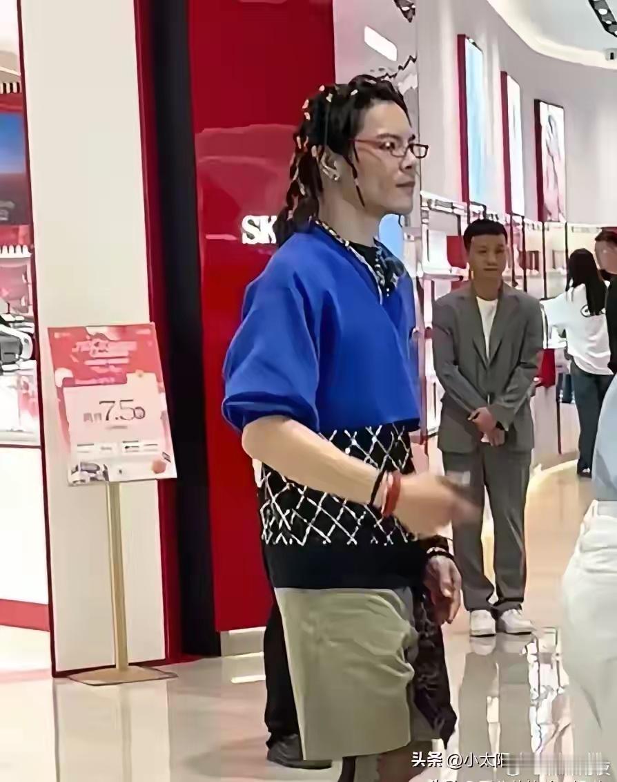 网友在商场偶遇大明星。他穿着挺时尚的，特别是头发打扮的挺另类。扎了好多的小辫子。