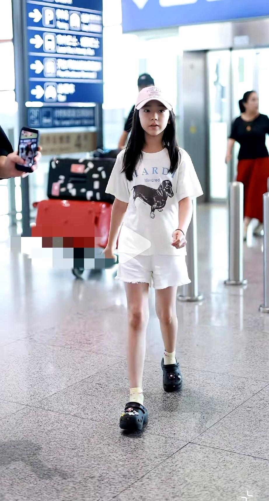 10岁的孩子，暑假能忙成这样，你敢信吗？
刚从厦门飞回北京的小酒窝，直接把“忙到