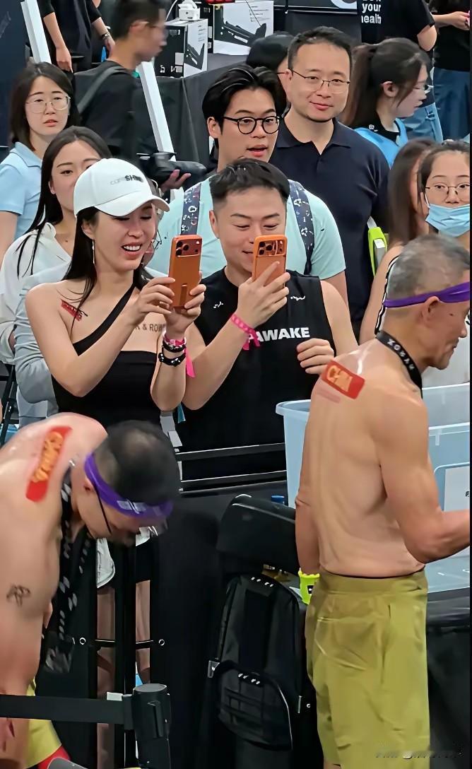 你能猜到他们用的是iPhone的哪一款手机吗？
说来也怪，怎么他俩不约而同掏出手