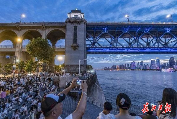夏夜七点的武汉有多迷人！天台望黄鹤楼、武昌湾听江风音乐、江汉路街头乐声飞扬，老城