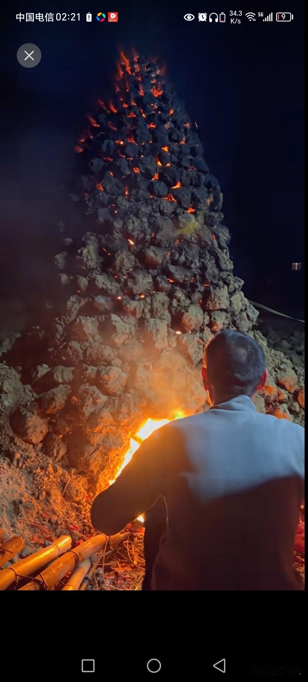 广西第一窑子，看起来高度比姚明还高。
从白天烧到黑夜，光烧窑就换了3个人。
建窑