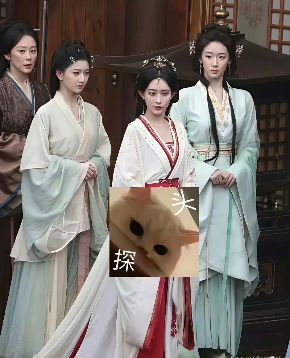 孟子义旁边这个侍女神似景甜，感觉五官很立体 