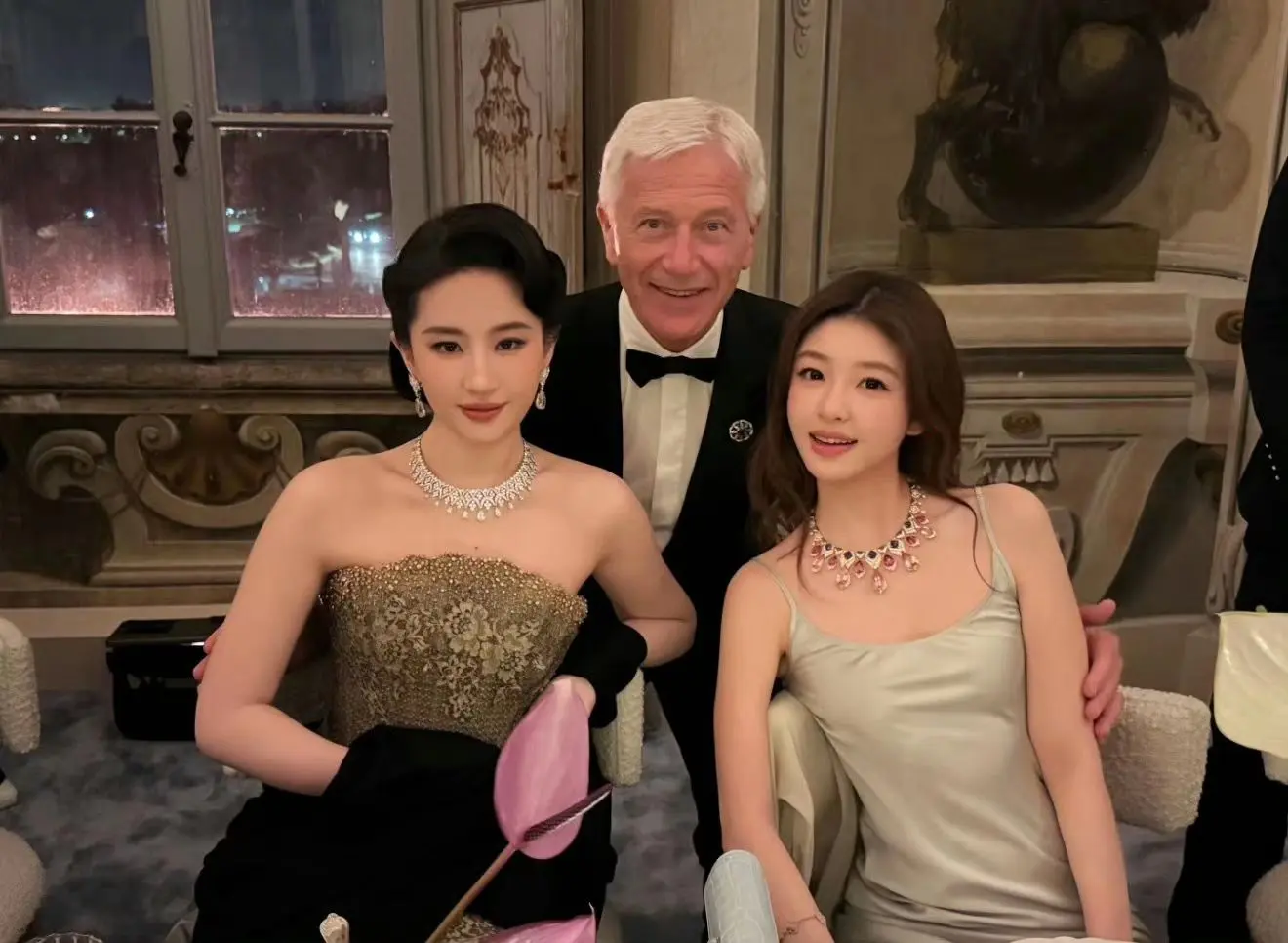 小说中顶级上流社会权贵与顶级巨星的合影。