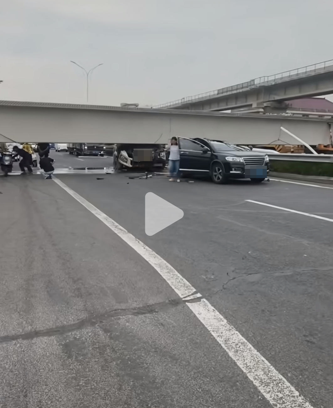 #南通有桥掉下来了消息不实#【网传南通“桥掉下来了”消息不实 当地通报：系装载混