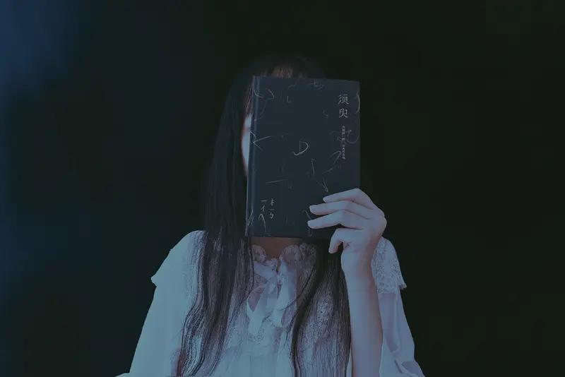 想让读者穷追不舍，卖官子这招挺管用。就像悬疑小说，开头抛出个神秘事件，比如“深夜