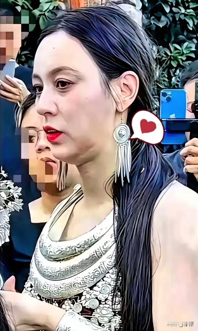几百个手机怼着唐艺拍，
第一反应真是“就这？”吵得跟庙会似的，哪谈得上艺术？被这