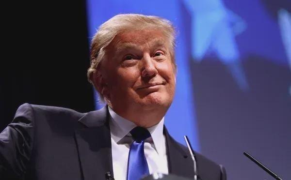 特朗普接受采访时表示：“中国制造了所有的风车；唯一的问题是他们没有风力发电场。他