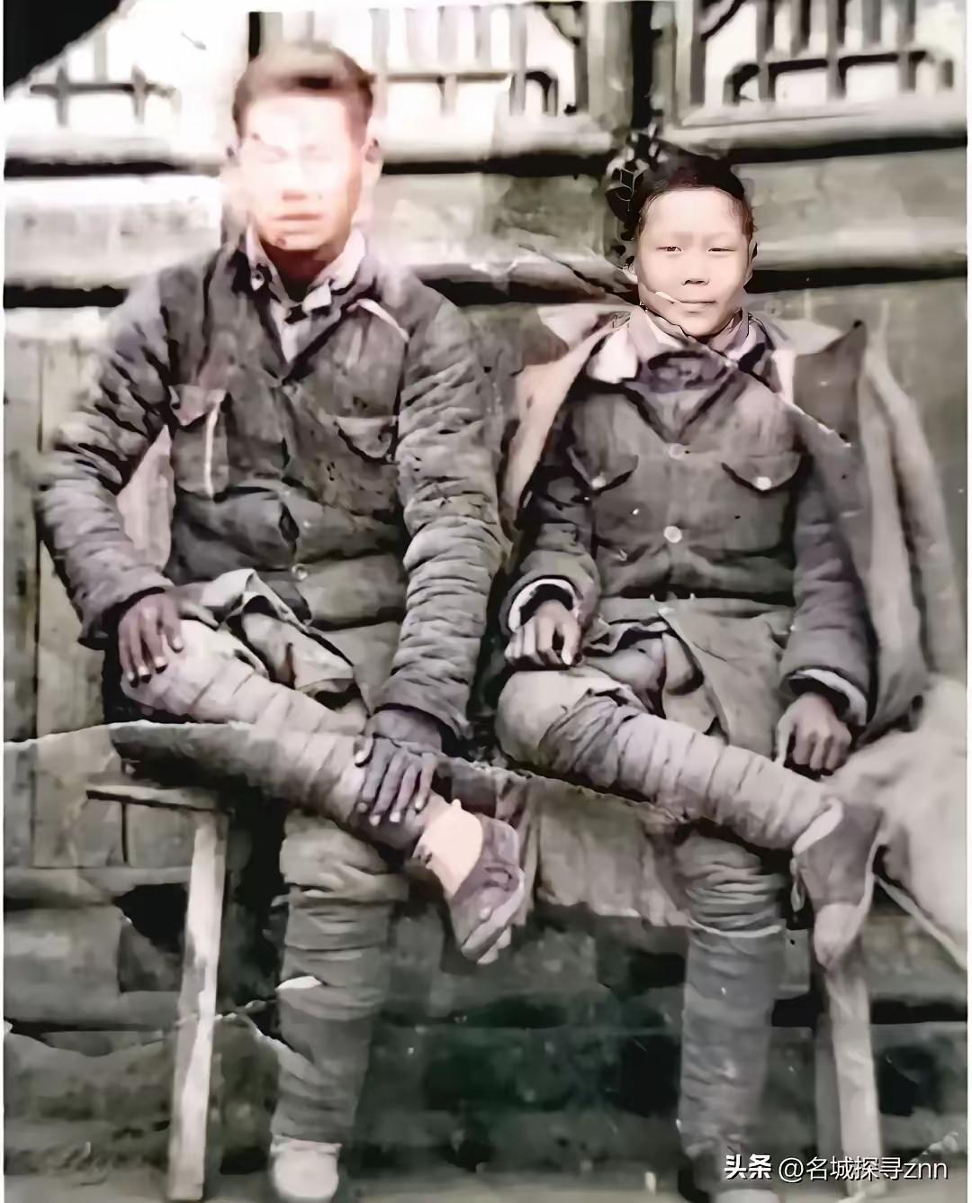 这张八十年前的八路军老照片，戳破了许多影视剧的滤镜。可能是第一次照相吧，面对镜头