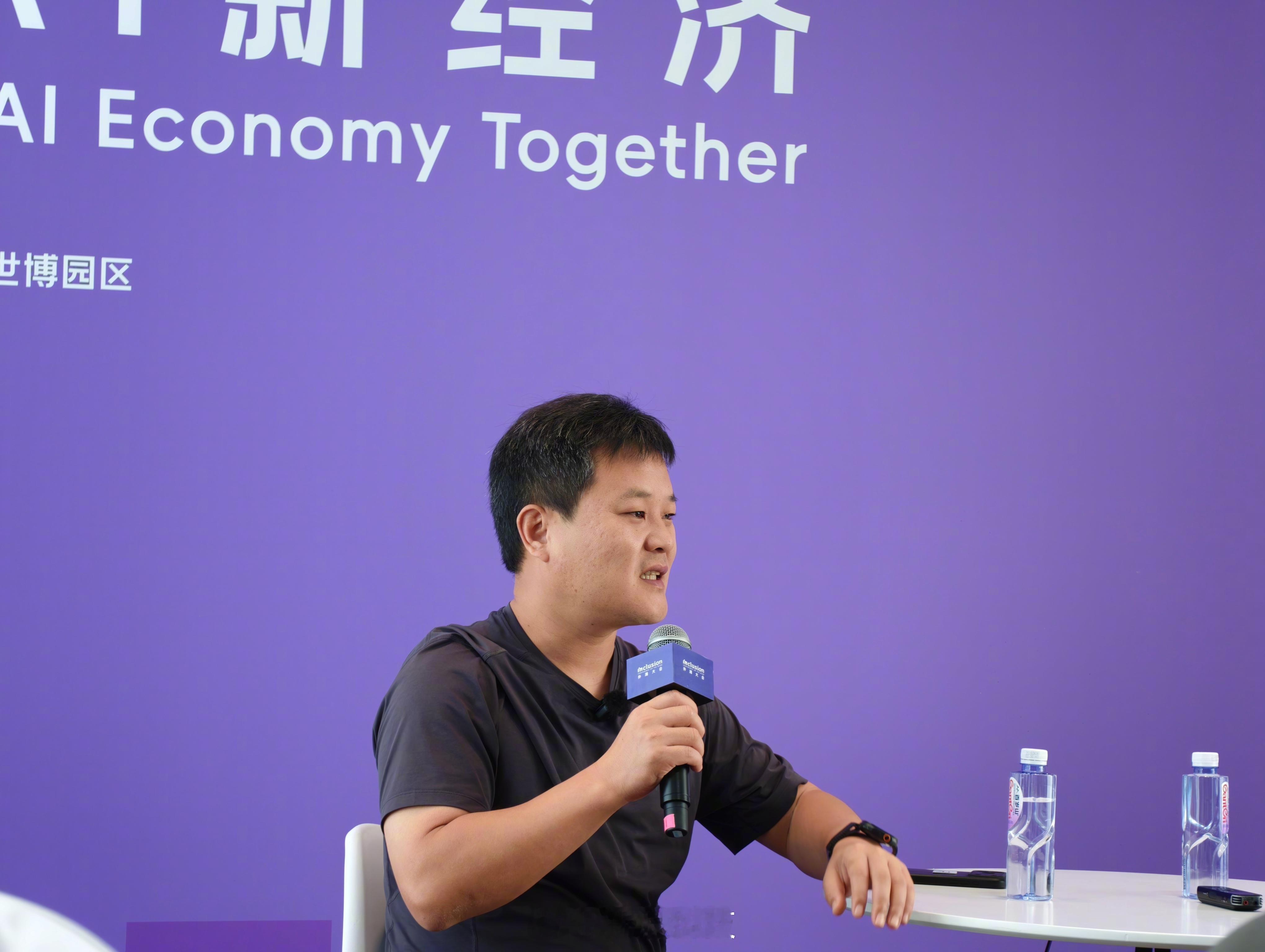 【蚂蚁灵波CEO回应融资原因：不是因为缺钱缺卡】近日，2026外滩大会举行。期间