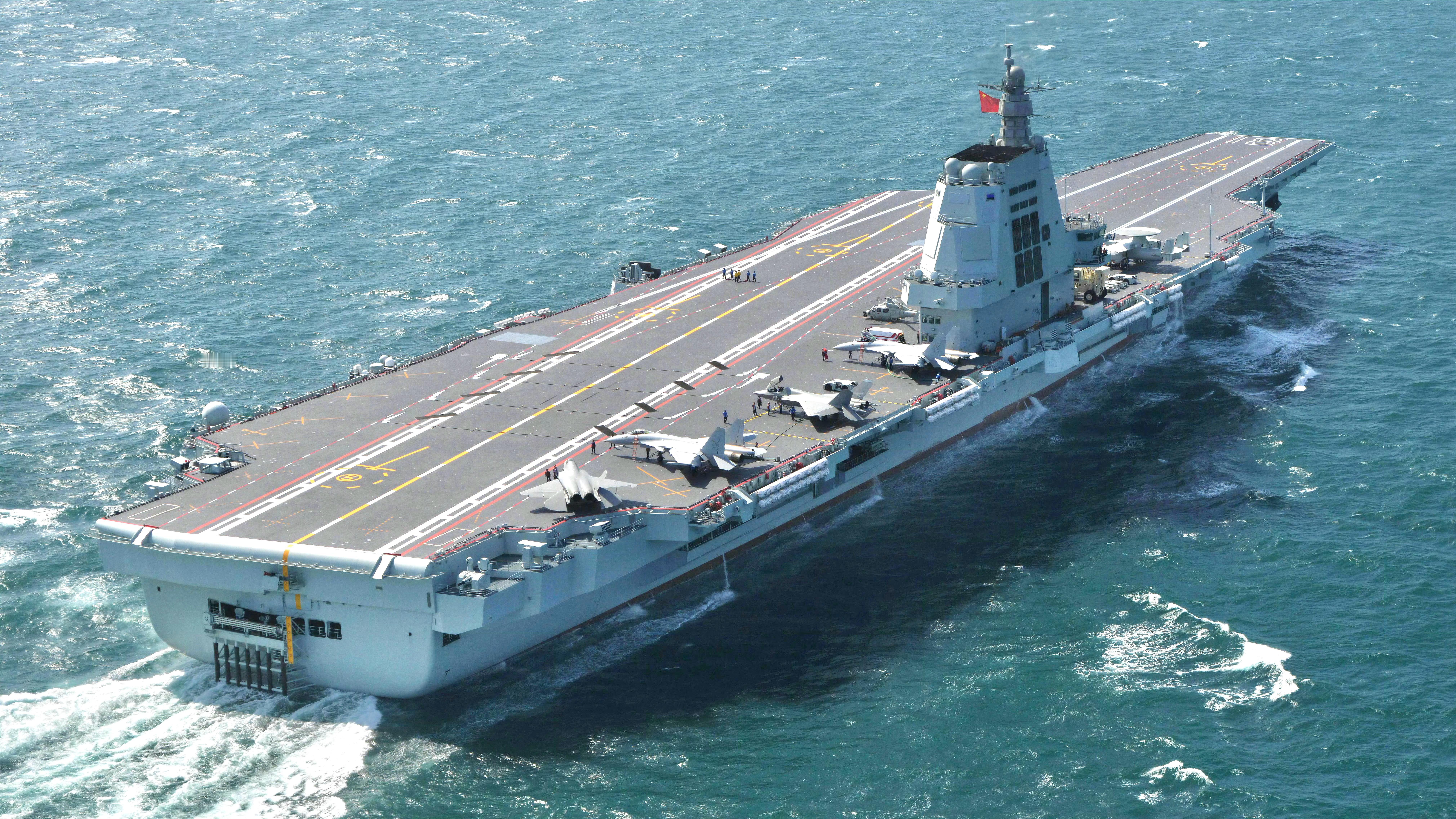 从细节上看，003航母上的新型6联发射器很大概率还是标准的后装式324mm口径发