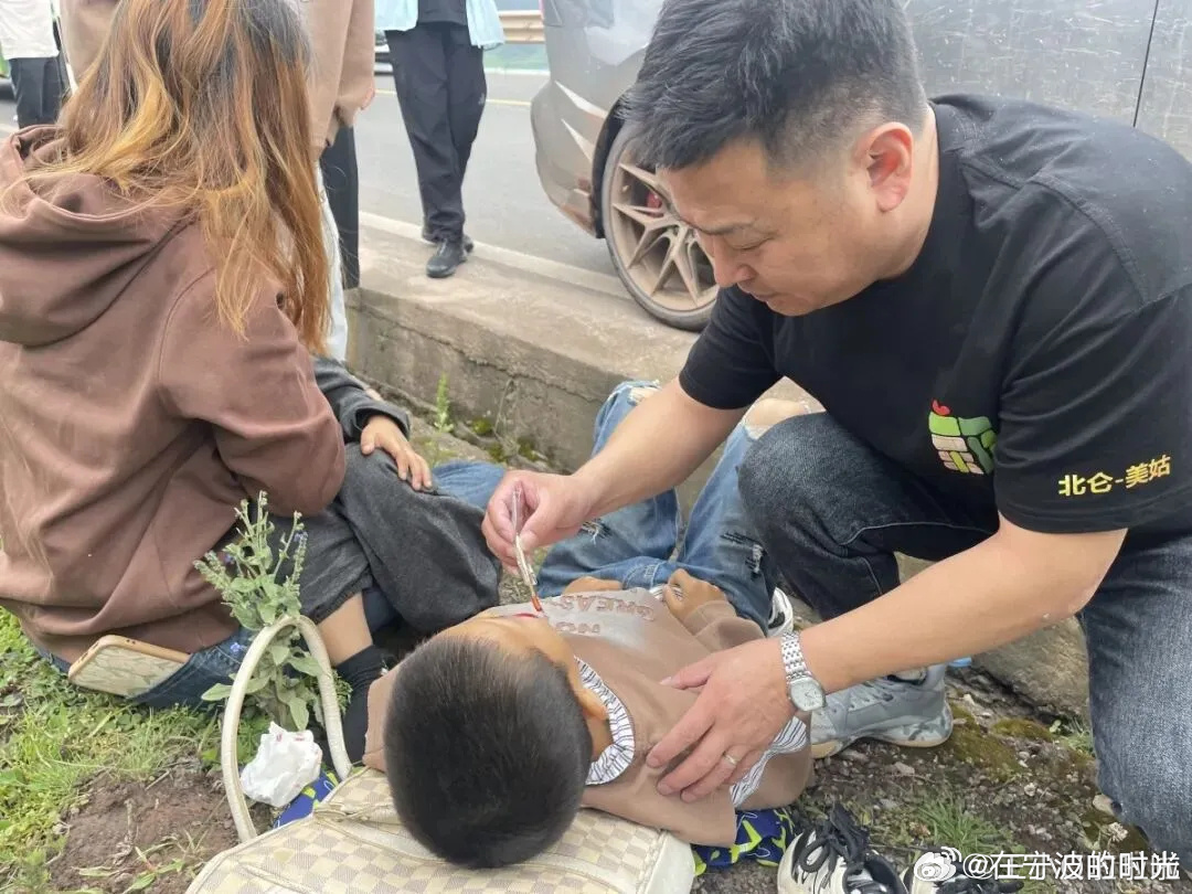 浙江最美救护师王华峰再伸援手9 月 18 日宁波北仑太河路城湾村路段，一名男子骑