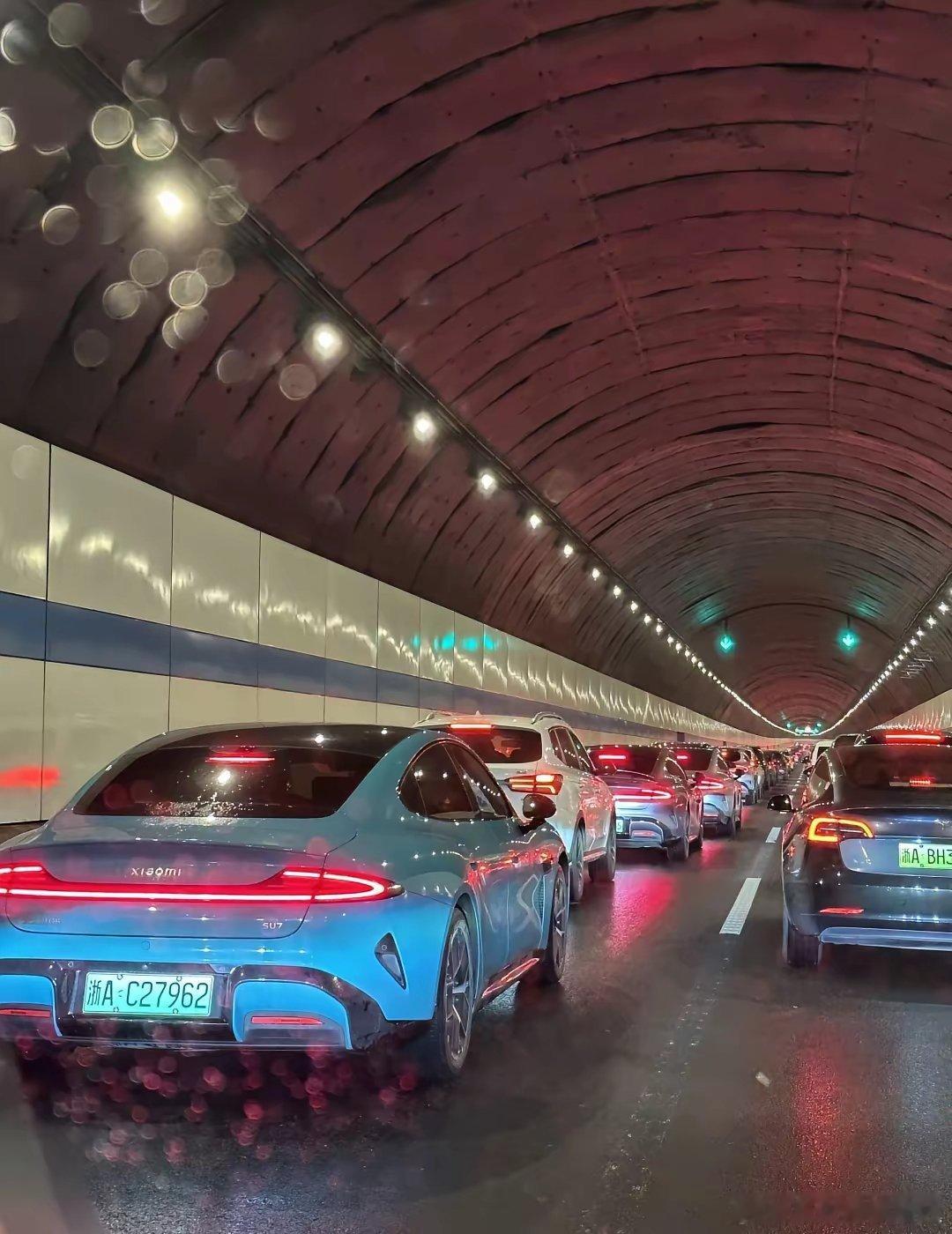 被小米汽车包围的浙A早高峰，天目山隧道堵成一锅粥，随手一拍，数不清到底挤着多少辆