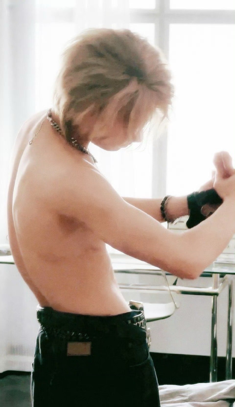 张真源裸背照这裸背谁顶得住