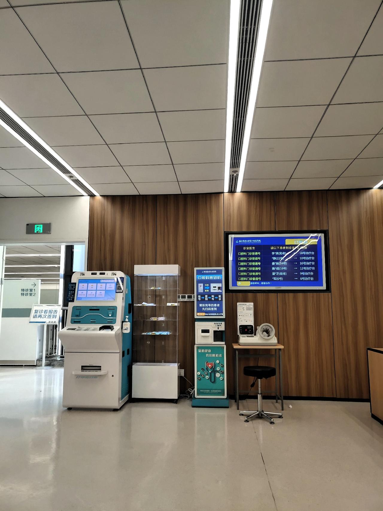 吃饭的时候咬到一个硬东西，一看是补的牙蹦了一块，剩下一半尖锐成角，戳的人难受。