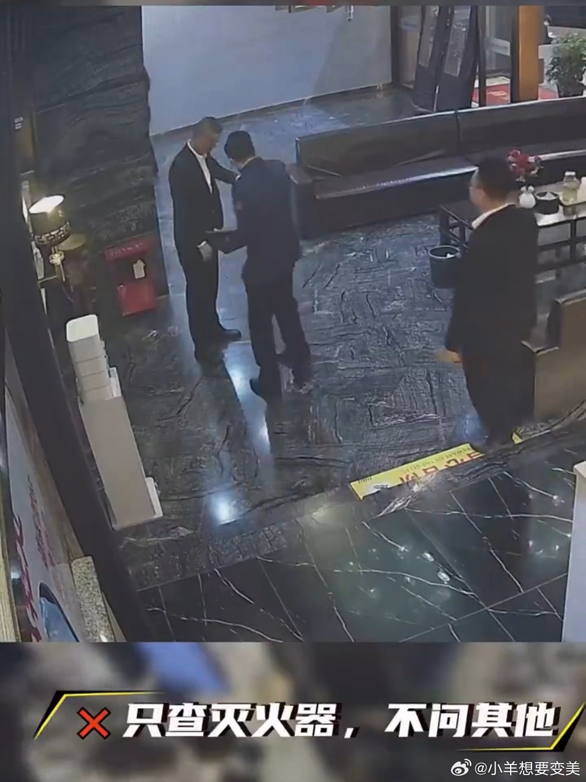 男子因虚荣心冒充消防员多店检查因虚荣心冒充消防员多店检查 不行了 笑到炸裂 哈哈