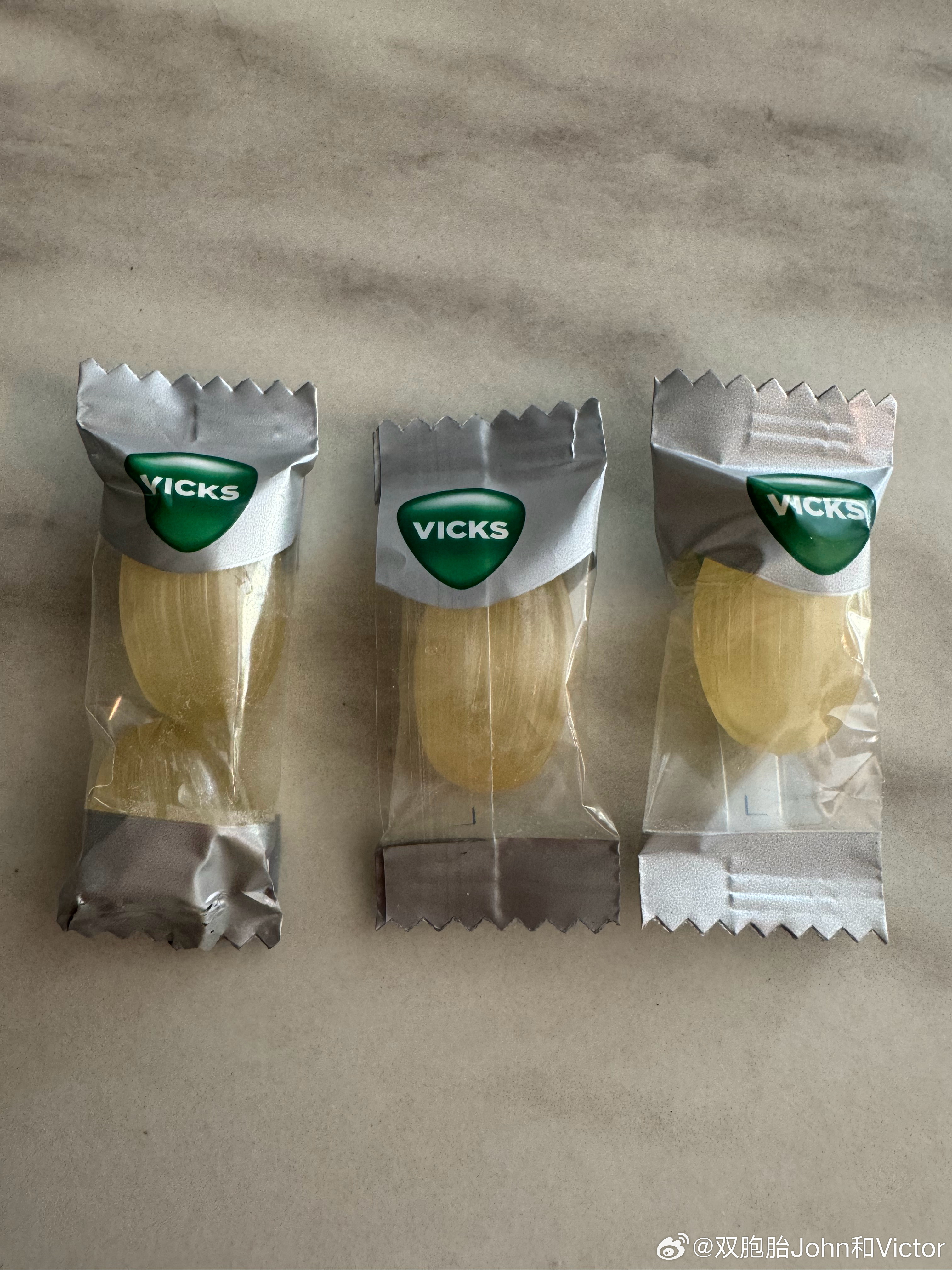 吃润喉糖吃出双糖的，我说真有意思，拍个照片（图一）。娃爸说，不是有意思，那是老天