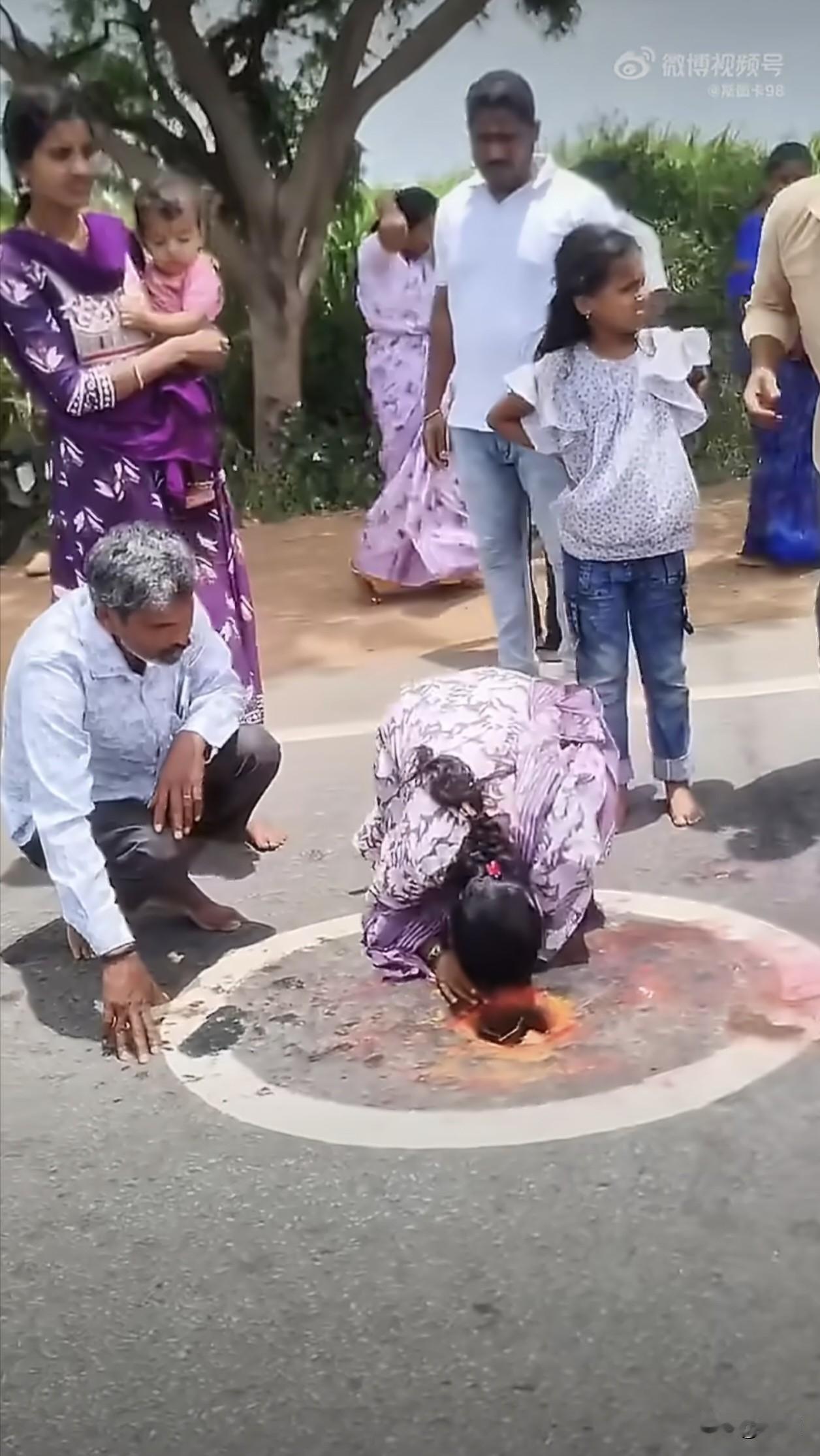 印度一处公共公路路面出现破损坑洞，当地村民认定这是神明显灵的神迹，将坑洞命名为纳
