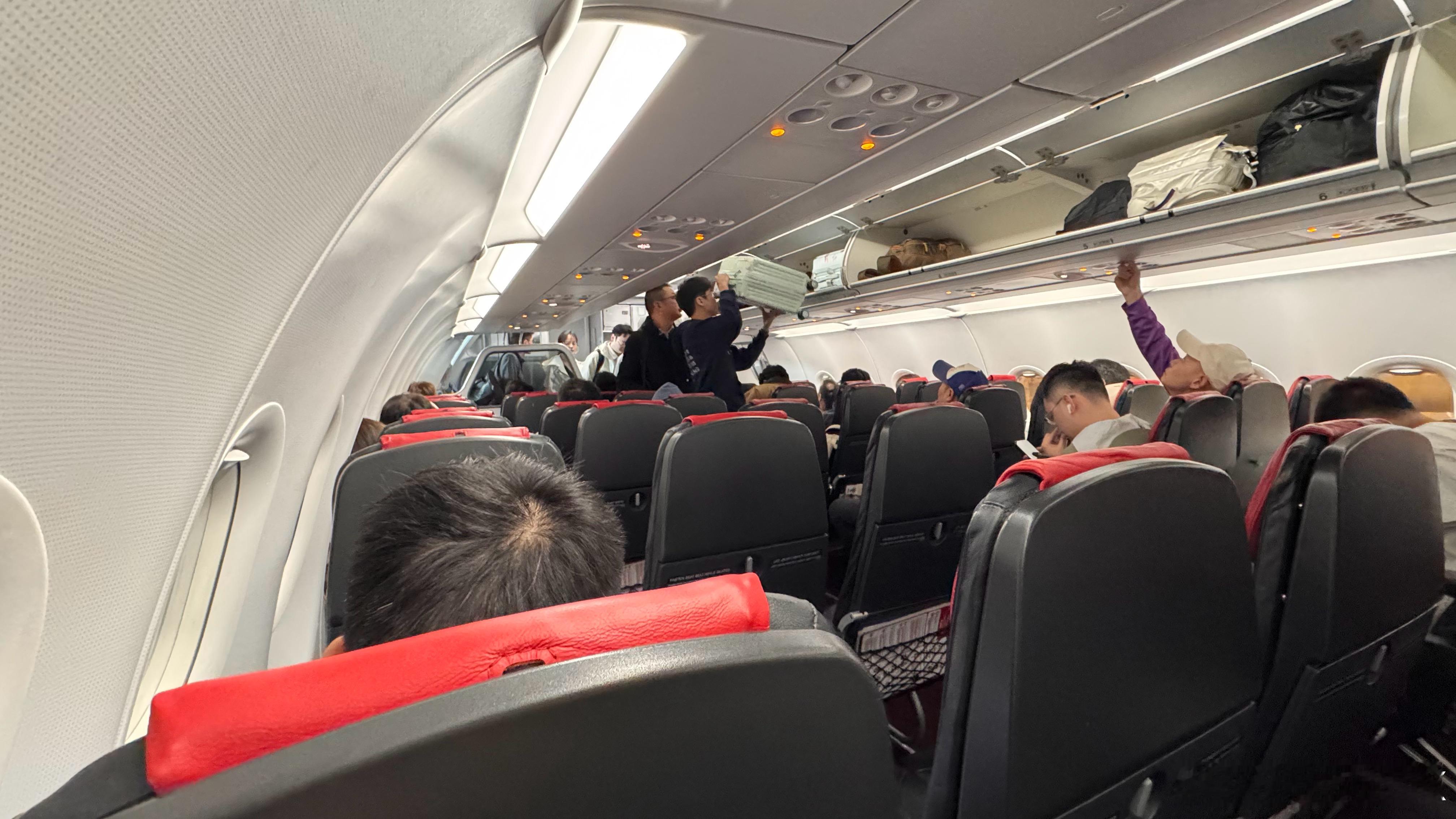 虽然飞了数不清次数的东南亚但这是我第一次坐亚航廉航的空间利用率属实很极限可是我又