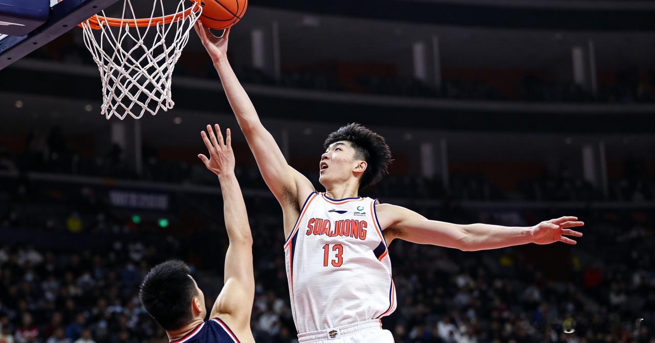 本赛季CBA季后赛，常规赛仅排第12、压哨晋级的广州龙狮，以客场17分大胜广东的