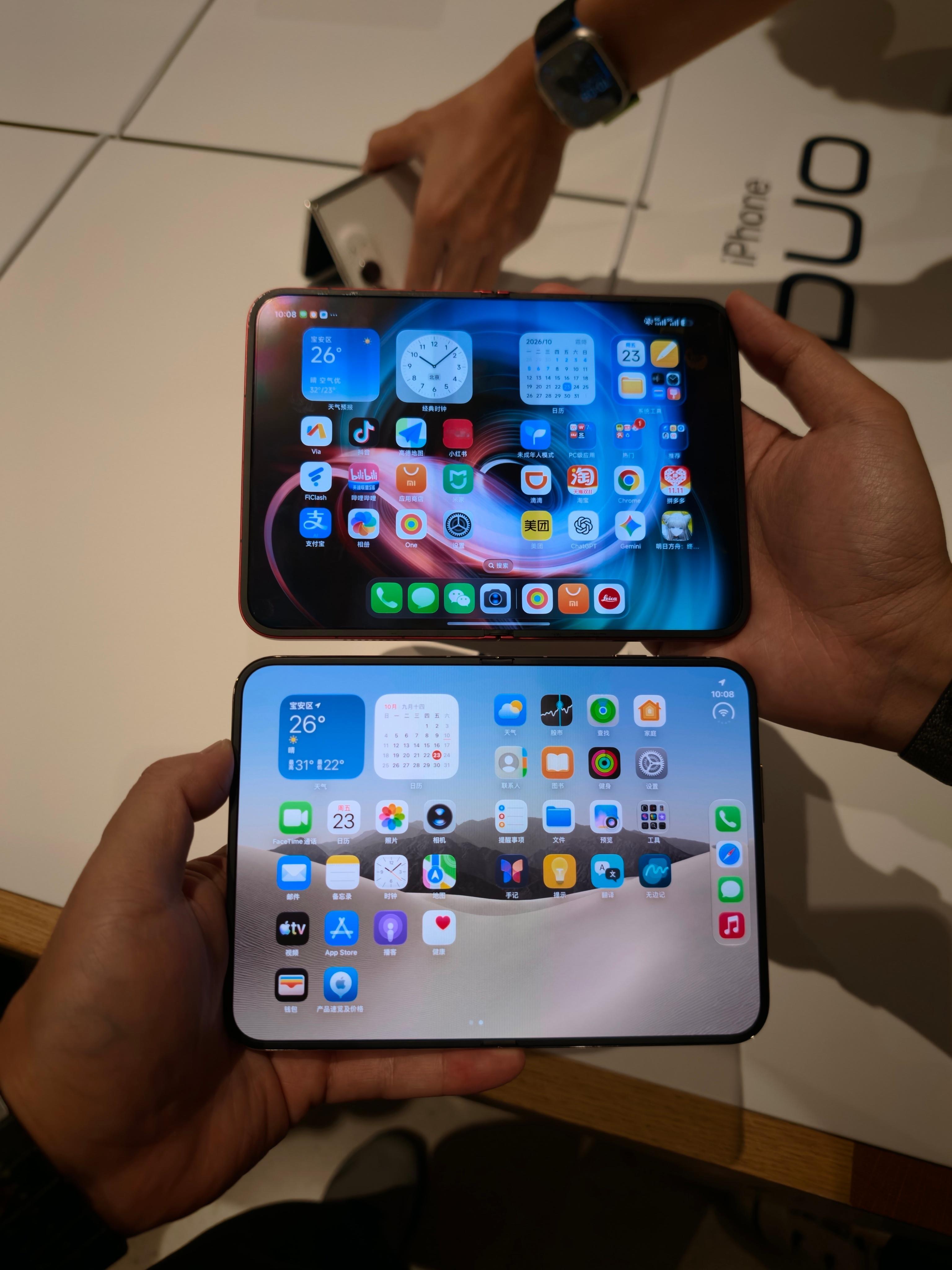 iPhone Duo 和 小米 18 Fold，尺寸灰常接近。[吃瓜] ​​​