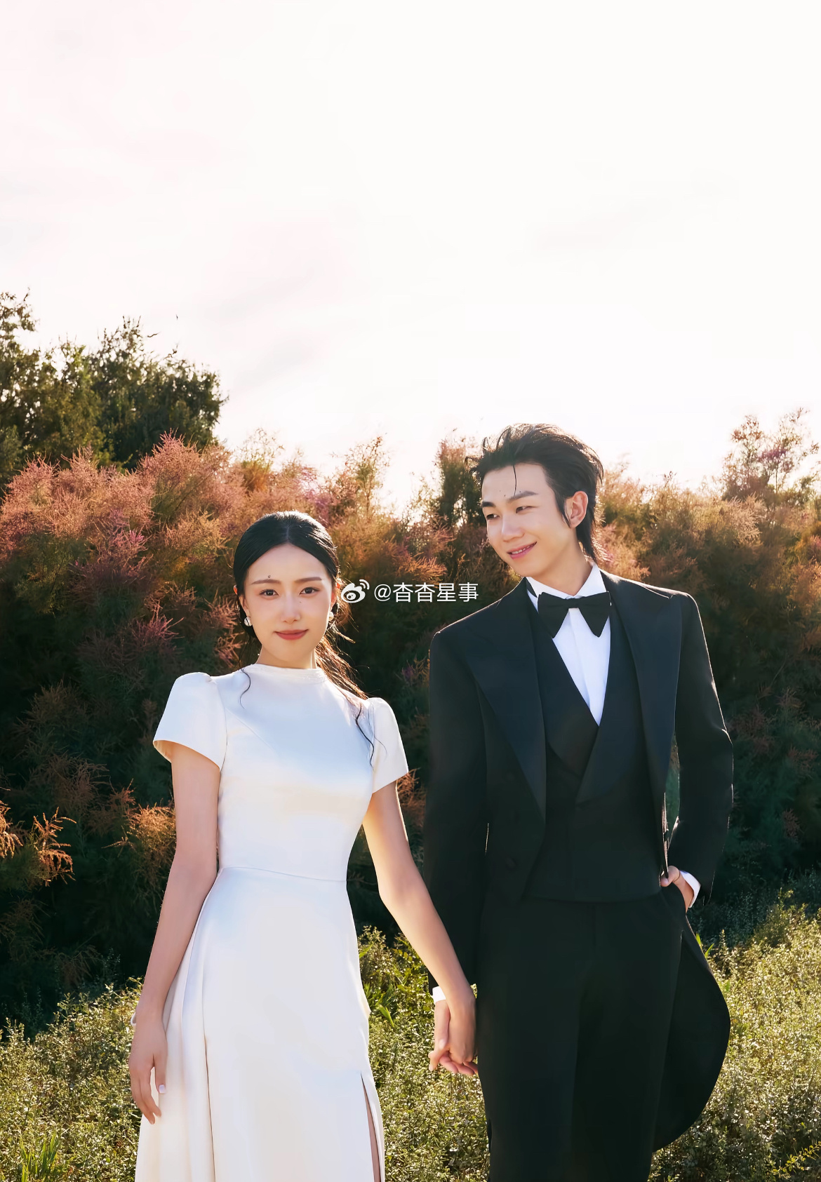 白举纲不是结婚蛮久，都有孩子了吗？是补办婚礼吗？他妻子看起来是很温暖明媚的样子，