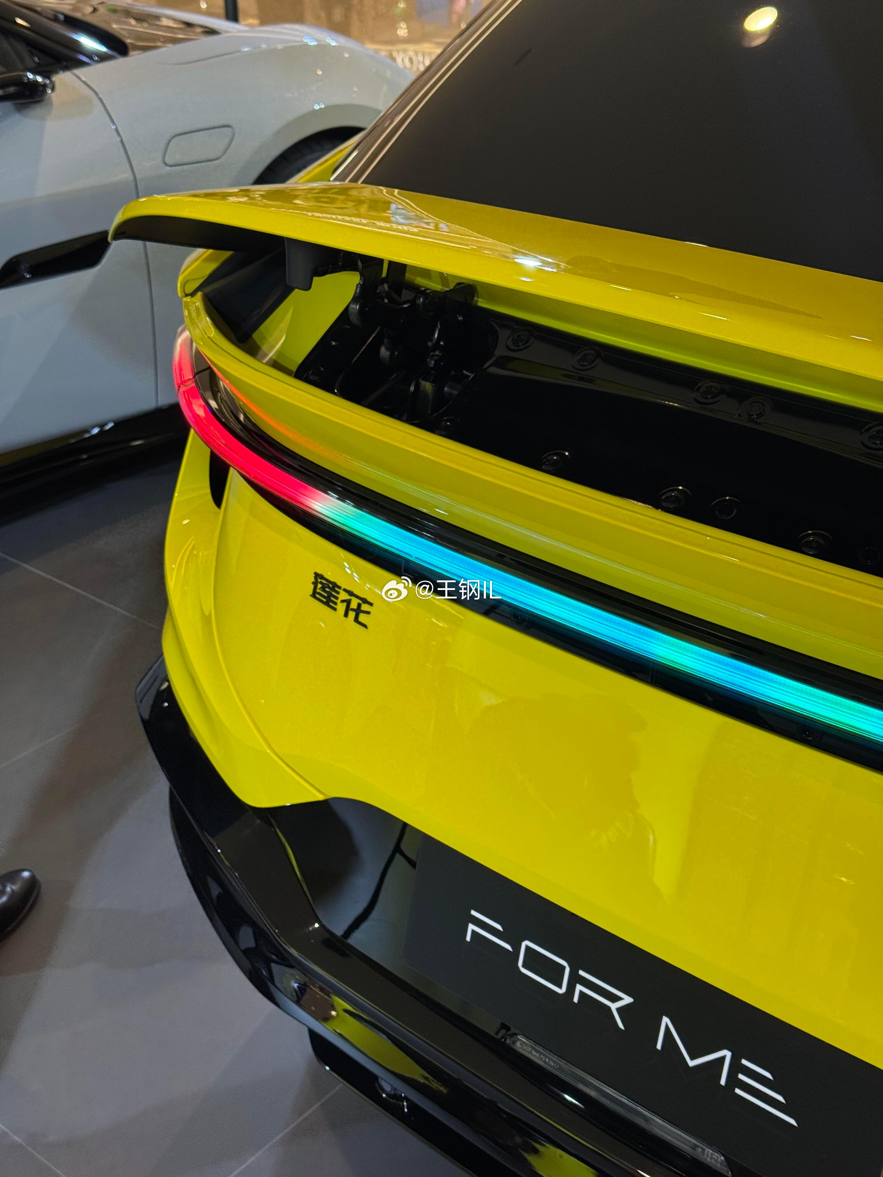 怎么会有这么漂亮的尾灯For Me小蓝灯细节质感实拍图 这渐变真好看，这个尾灯的