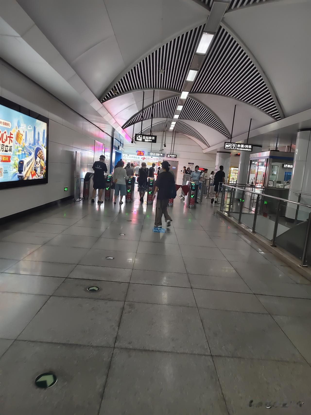这几天的高温我觉得地铁里也不风凉了，像以前一走地铁口就一股凉气袭来，现在得到安检