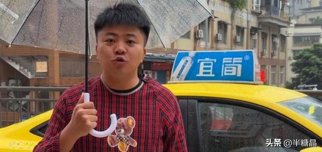 现在看短视频的人，只要博主有创意，我管你去哪儿，给吃瓜群众带来快乐就好。

李要