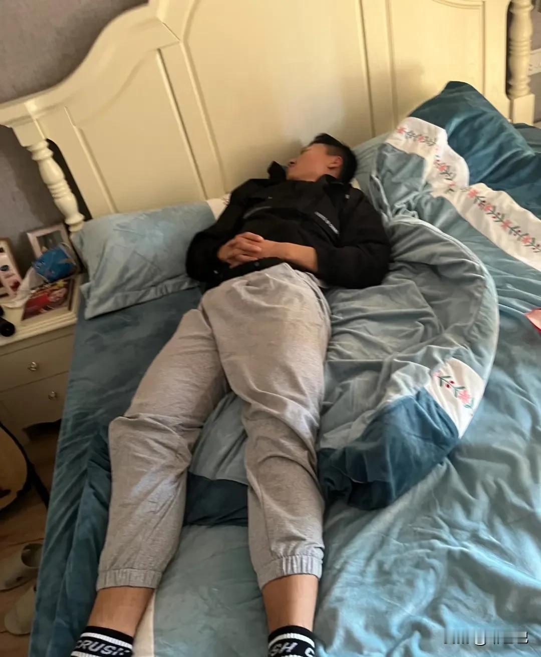 结婚第八年我们开始分房睡。昨晚老公摔了腰疼得直哼哼，我听见动静也没动，今早故意问