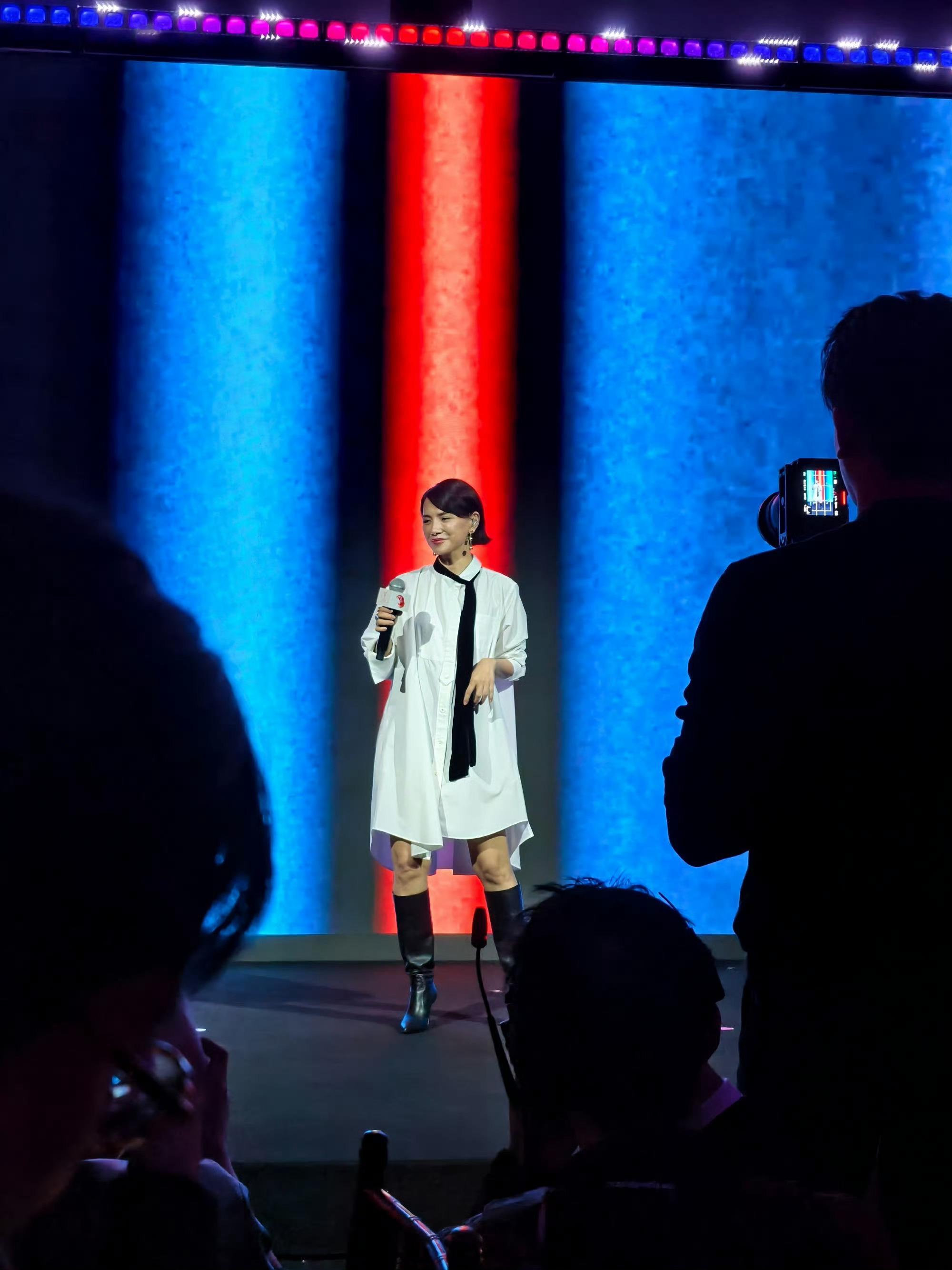 李心洁50岁状态 往昔香港电影的“建模脸”，历经半世纪时光雕琢，50岁的李心洁依